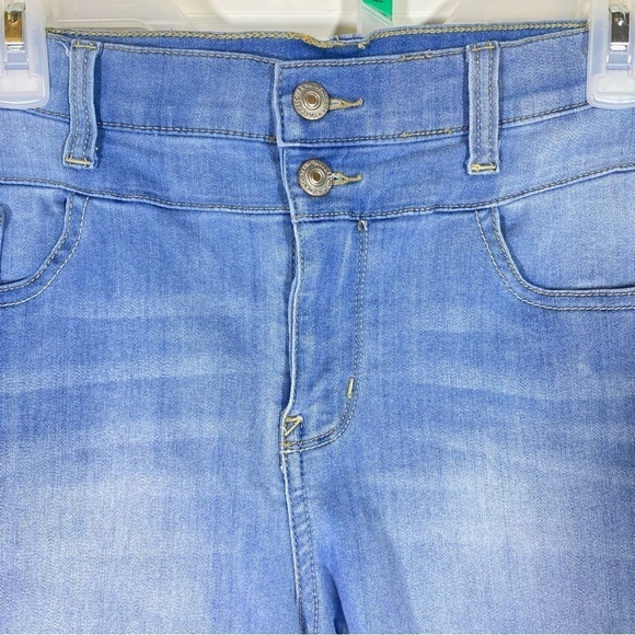 Wallflower size 13 the sassy fit mid rise  stretchy denim jean cuffed shorts - Picture 3 of 7